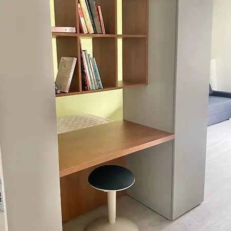 Apartment Modern & Cozy Gem - Spacious Retreat With Private Entrance *