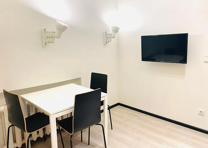 Modern & Cozy Gem - Spacious Retreat With Private Entrance *