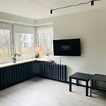 Modern & Cozy Gem - Spacious Retreat With Private Entrance *