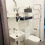 Modern & Cozy Gem - Spacious Retreat With Private Entrance 아파트 *
