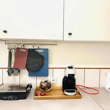 Butas Modern & Cozy Gem - Spacious Retreat With Private Entrance